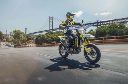 701 Supermoto／Enduro成約特典｜アクラポビッチマフラーがもらえるキャンペーン実施中