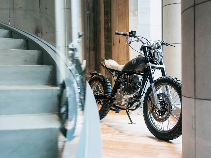 Deus Harajuku店内に展示されたカスタムバイクとコンクリート階段
