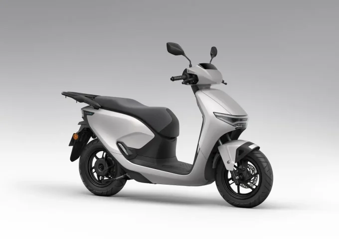 Hondaの新たな電動スクーター『CUV ｅ: 』が登場！走行性能と先進装備が充実！【Honda2025新車ニュース】