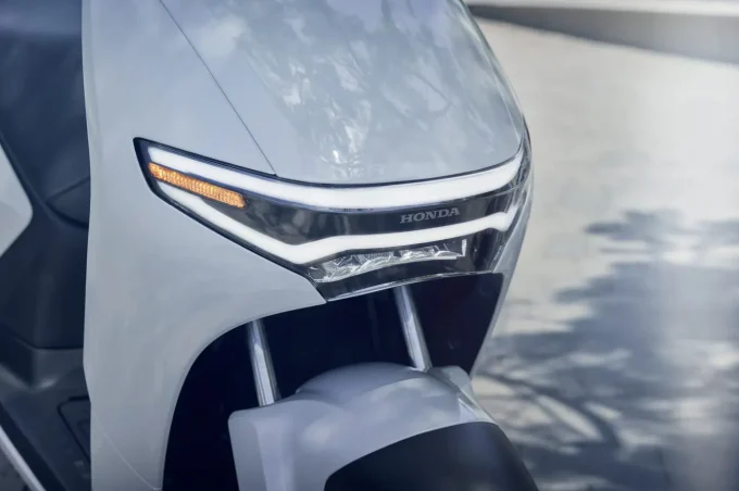 Hondaの新たな電動スクーター『CUV ｅ: 』が登場！走行性能と先進装備が充実！【Honda2025新車ニュース】