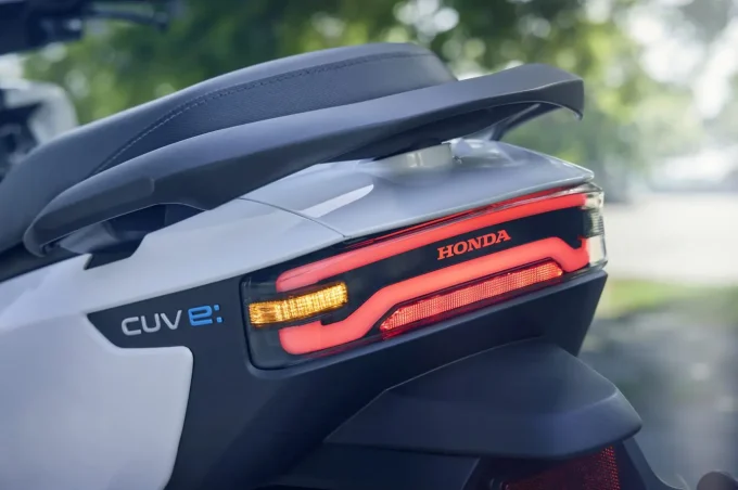 Hondaの新たな電動スクーター『CUV ｅ: 』が登場！走行性能と先進装備が充実！【Honda2025新車ニュース】