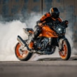 KTM 1390 SUPER DUKE R EVOがバーンアウト走行を行う迫力のシーン