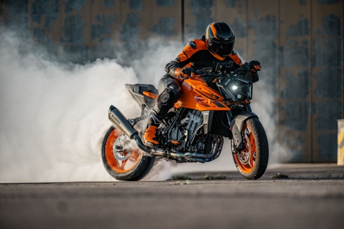 KTM 1390 SUPER DUKE R EVOがバーンアウト走行を行う迫力のシーン