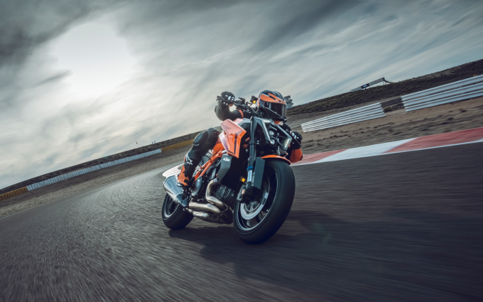KTM 1390 SUPER DUKE R EVOがサーキットでコーナーを駆け抜けるシーン