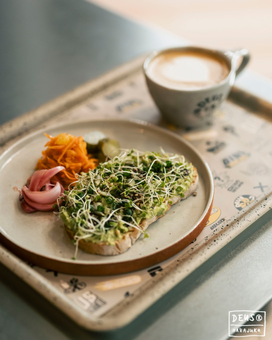 Deus Harajukuのカフェで提供されるアボカドトーストとラテのセット