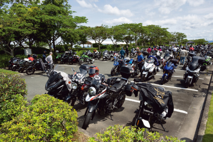 会場に続々と集まるバイクたちと、駐車場を埋め尽くすライダーの様子