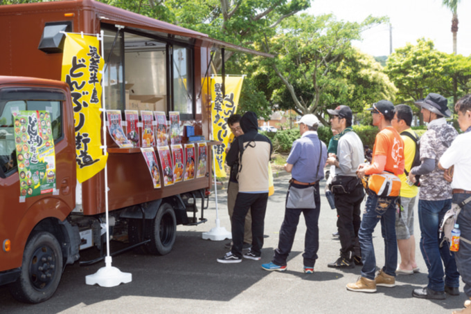 地元どんぶり街道のキッチンカーの様子