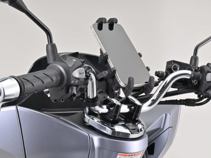 バイクに装着されたデイトナFLEXスマートフォンホルダーFSH-2の使用イメージ

