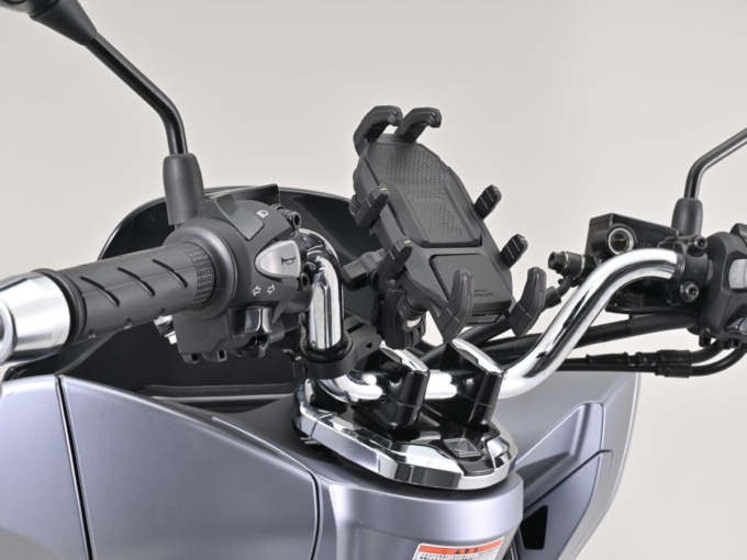 バイクに装着されたデイトナFLEXスマートフォンホルダーFSH-2の使用イメージ

