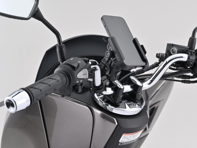 バイクに装着されたFLEXスマートフォンホルダーFSH-3の使用シーン（デイトナ）

