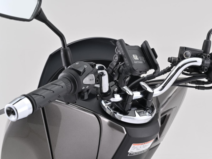 バイクに装着されたFLEXスマートフォンホルダーFSH-3の使用イメージ