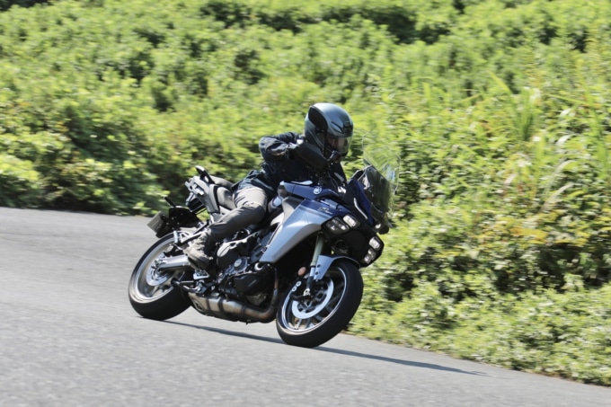トレーサー9 GT+Y-AMT身長170㎝男性が試乗している画像