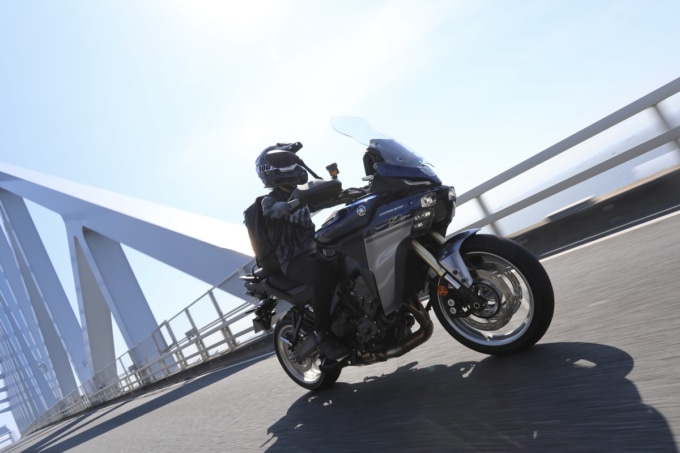 トレーサー9 GT+Y-AMTで橋の上を走行している画像