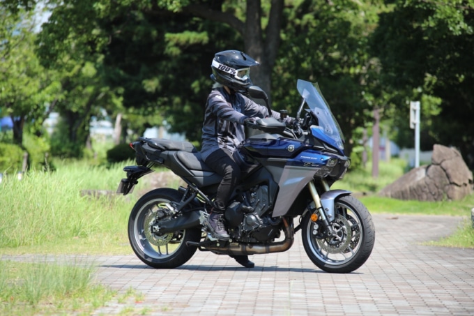 トレーサー9 GT+Y-AMT シートは低位置の状態で身長155㎝女性が跨っている様子｜足つき