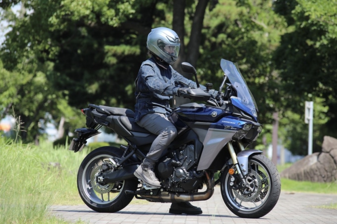 トレーサー9 GT+Y-AMT シートは低位置の状態で身長170㎝男性が跨っている様子