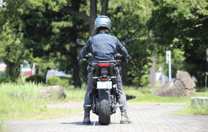 トレーサー9 GT+Y-AMT シートは低位置の状態で身長170㎝男性が跨っている後ろからの様子