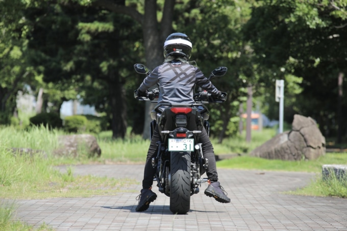 トレーサー9 GT+Y-AMT シートは低位置の状態で身長155㎝女性が跨っている後ろからの様子｜足つき