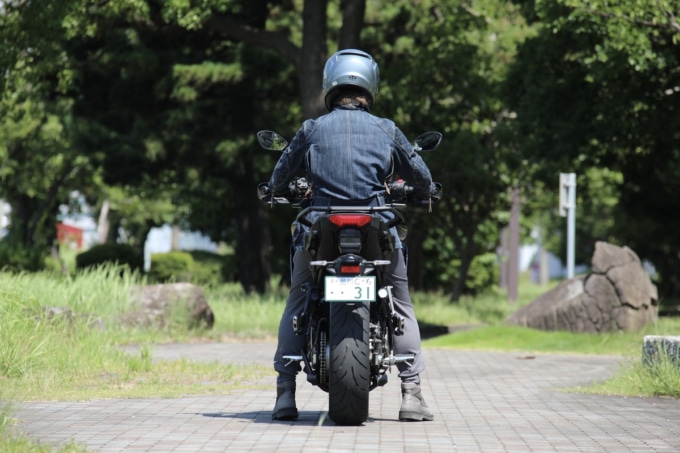 トレーサー9 GT+Y-AMT シートは高位置の状態で身長170㎝男性が跨っている後ろからの様子