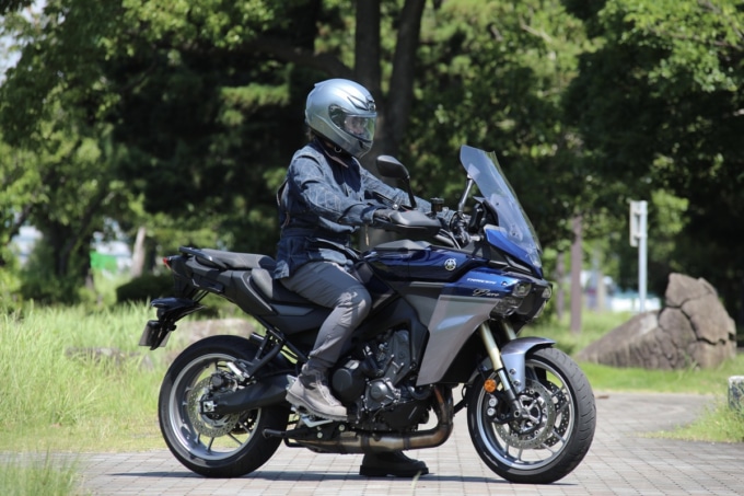 トレーサー9 GT+Y-AMT シートは高位置の状態で身長170㎝男性が跨っている様子