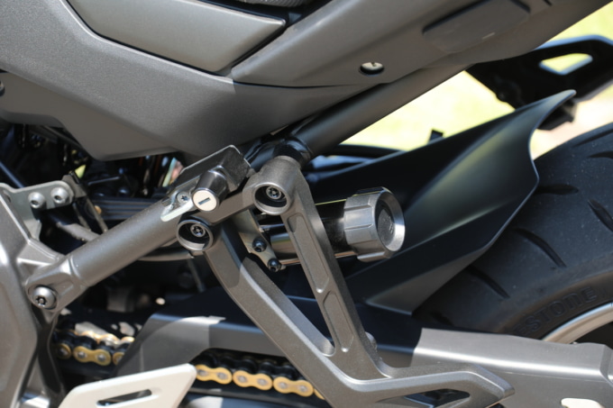 トレーサー9 GT+Y-AMT ヘルメットホルダーとリヤショックの画像