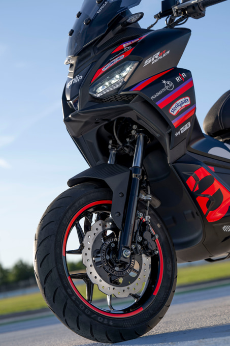 アプリリア SR GT レプリカ 200 フロントフォークとタイヤのアップ