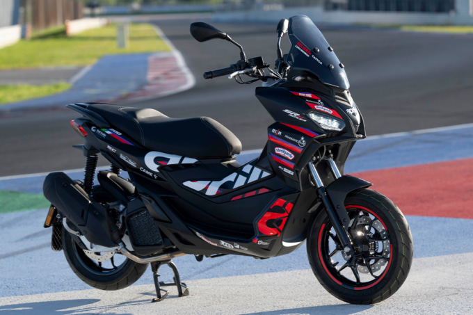 アプリリア SR GT レプリカ 200 サーキットのコースが背景の一台