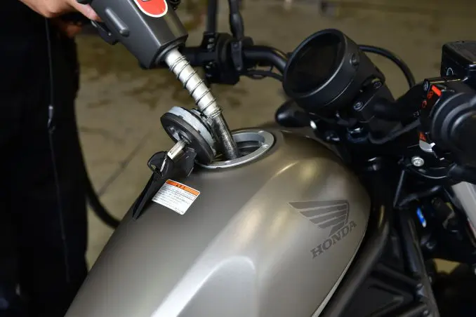 レブル500ってどんなバイク？ 燃費や足つき性、装備などを解説します！【ホンダバイク資料室／Honda Rebel 500（2020）】Rebel 500ガソリンタンクに給油している写真