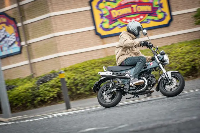 はじめてのバイクにおすすめ！ 通勤・通学、二人乗りもOKの遊べる125cc『ダックス125』は初心者の人も安心です！【原付二種で楽しむホンダのバイク！ ／Honda Dax125 前編】