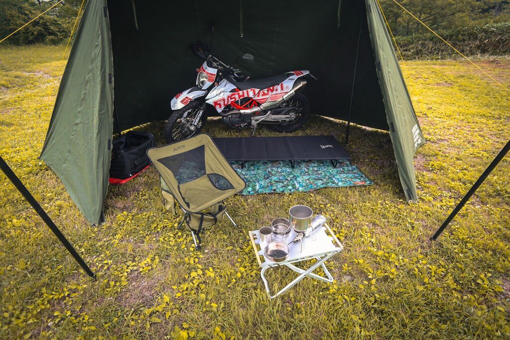 キャンプでも“本物”志向ならNEUN PUP TENT｜軍幕×バイク収納で