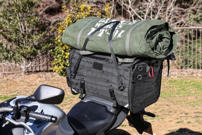 バイクに積載しているNEUN PUP TENT 