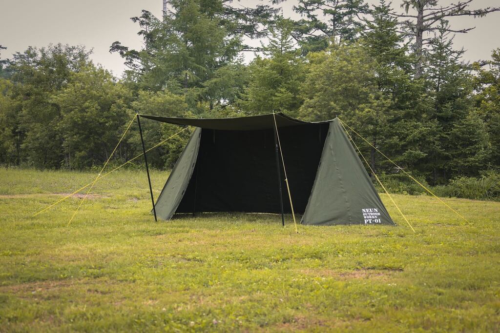 キャンプでも“本物”志向ならNEUN PUP TENT｜軍幕×バイク収納で