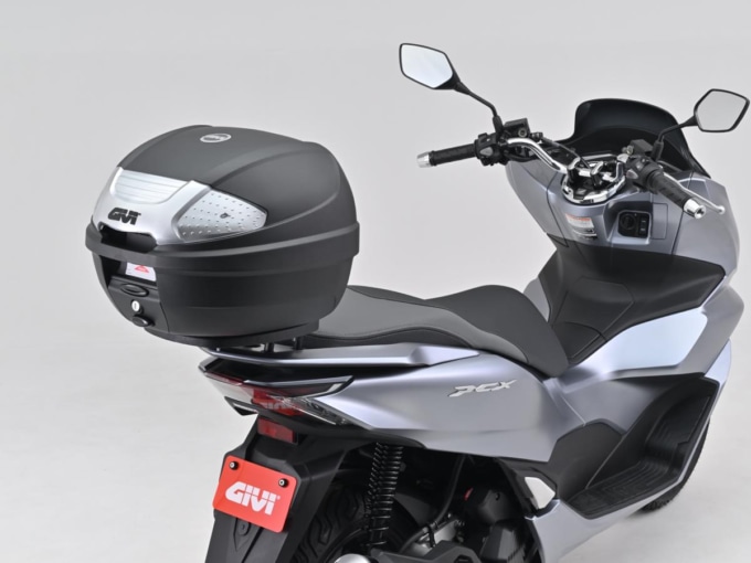GIVIトップケース 30L E300NT2Bをスクーターに積載した状態