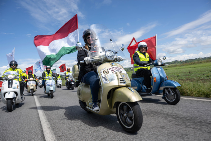 Vespa80周年記念イベント開催決定 ベスパでツーリングする様子