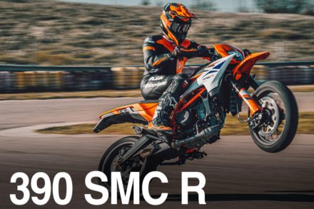 KTM 390SMC Rが新登場！普通二輪で乗れる本格モタードがついに発売へ