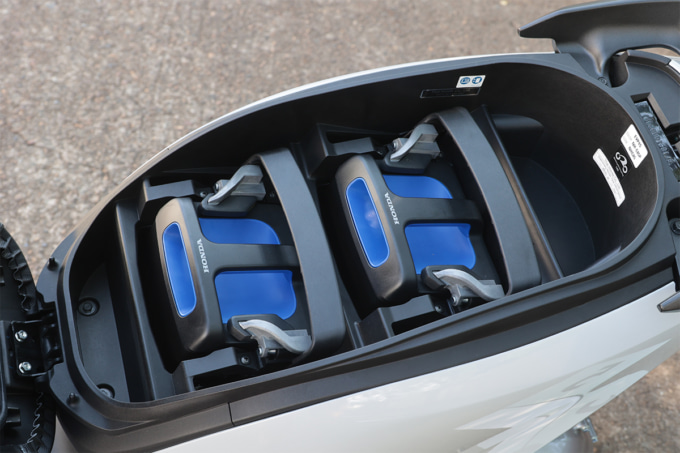 HONDA CUV e: シート下に収納されたバッテリー2つ