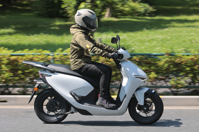 HONDA CUV e: 女性ライダーが向かって右方向に走行している様子