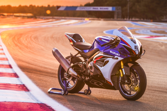 GSX-R1000/Rシリーズ40周年 2026年に国内モデル復活！ サーキットコース上に置かれたGSX-R1000R