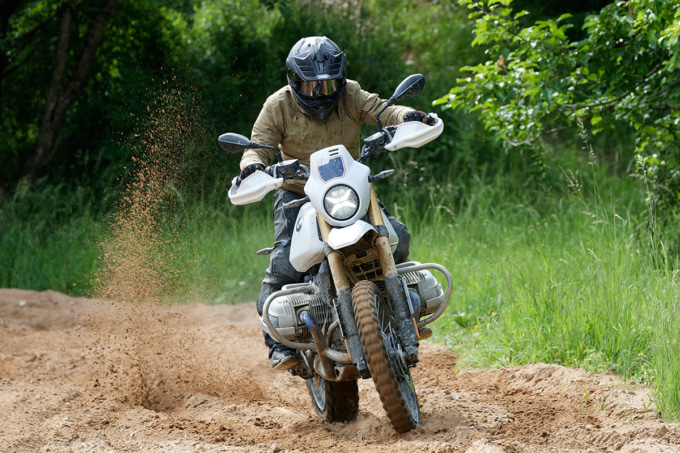 BMW R12 G/S ダート走行のようす