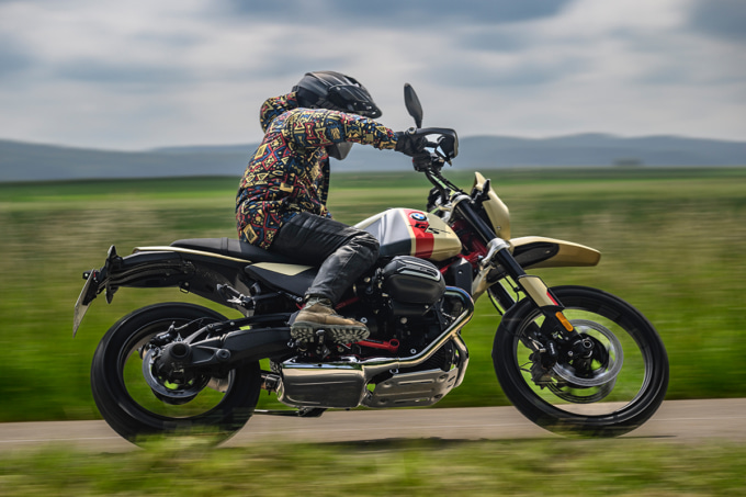 BMW R12 G/S 男性ライダーが走行しているサイドビュー