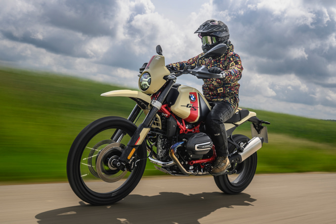 BMW R12 G/S 男性ライダーが走行している斜め前からの様子