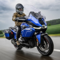 BMW R1300RTで走行する男性ライダーの図