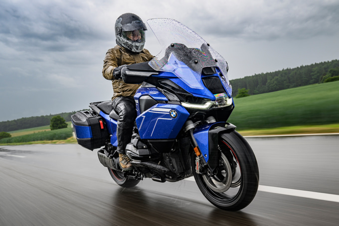 BMW R1300RTで走行する男性ライダーの図