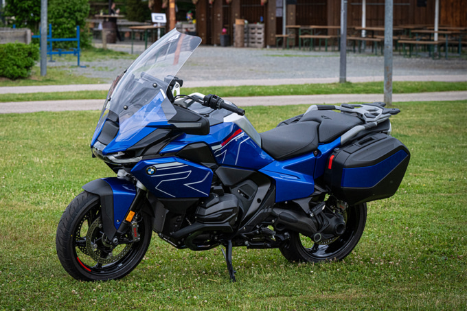 芝生の上に停められているBMW R1300RT 左サイドの図