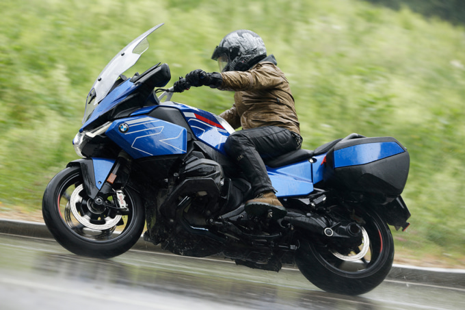 BMW R1300RTで走行する男性ライダー