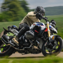 BMW R1300Rで走行する男性ライダーの姿