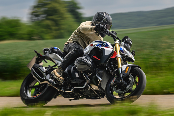 BMW R1300Rで走行する男性ライダーの姿