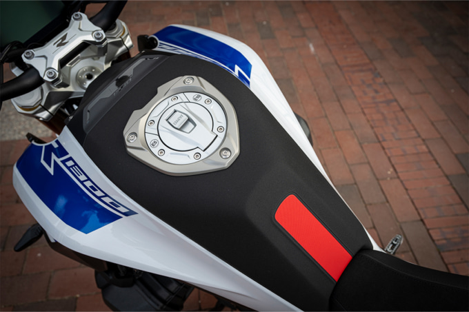 BMW R1300R ガソリンタンク上部からの図