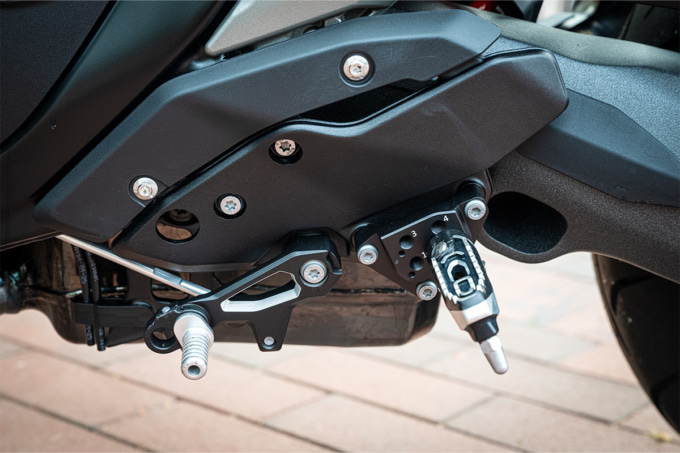 BMW R1300R ステップのアップの図