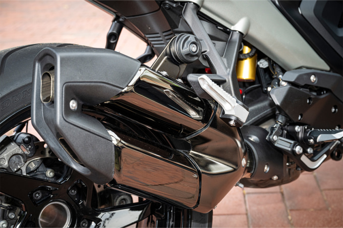 BMW R1300R ブラッククロームメッキ加工された純正マフラーの図