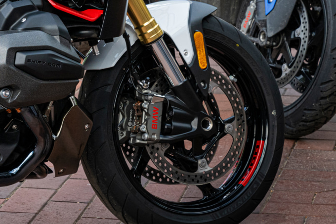 BMW R1300R 倒立フォークとブレンボのキャリパーのアップ